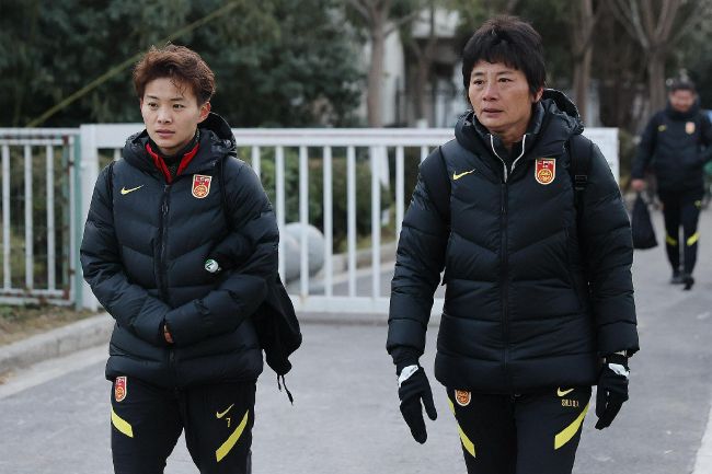 男人扒开女人的腿